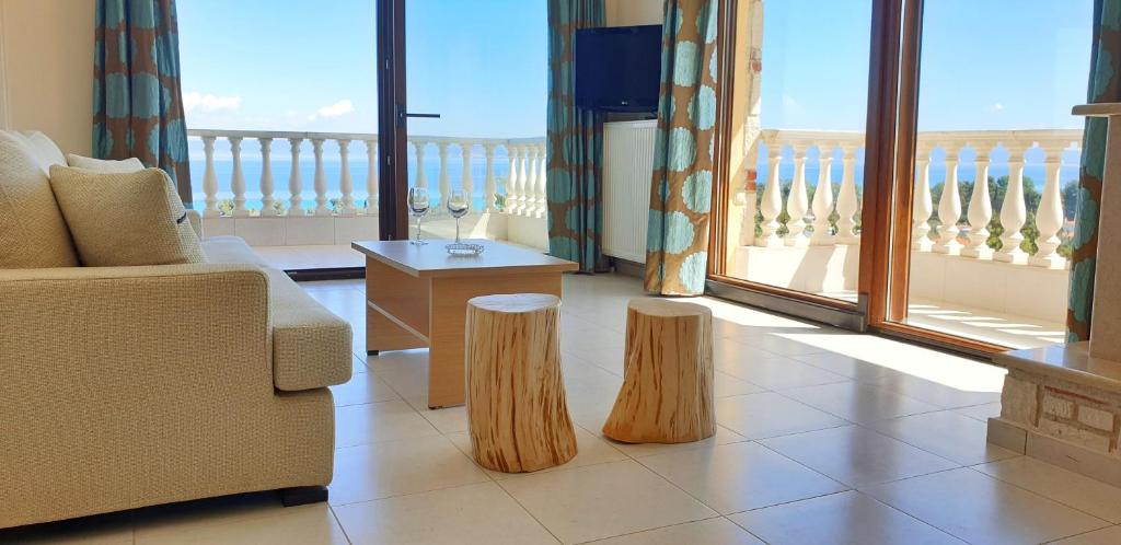 Bungalow White Tennis Apartments & Suites - Housity