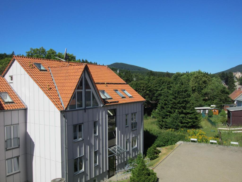 eine Luftansicht eines Gebäudes mit einem Parkplatz in der Unterkunft Brockenapartments in Schierke