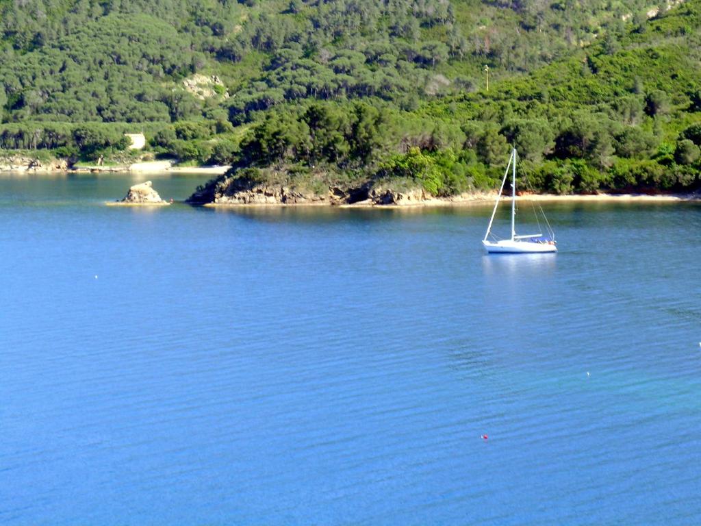 un velero sentado en medio de un lago en Apts. Serena by SolturElba, en Capoliveri