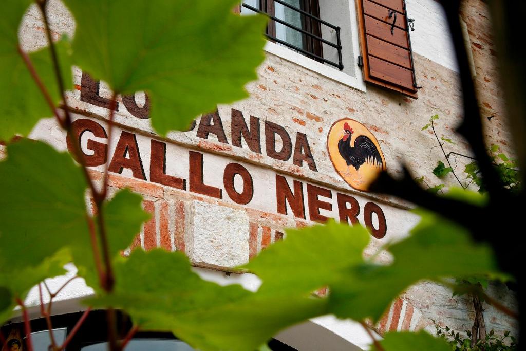 a sign on the side of a building at Al Gallo Nero in Borgoricco