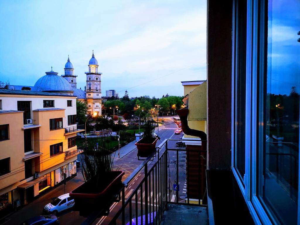 una ventana de un edificio con vistas a la ciudad en Bulevard Apartments en Satu Mare