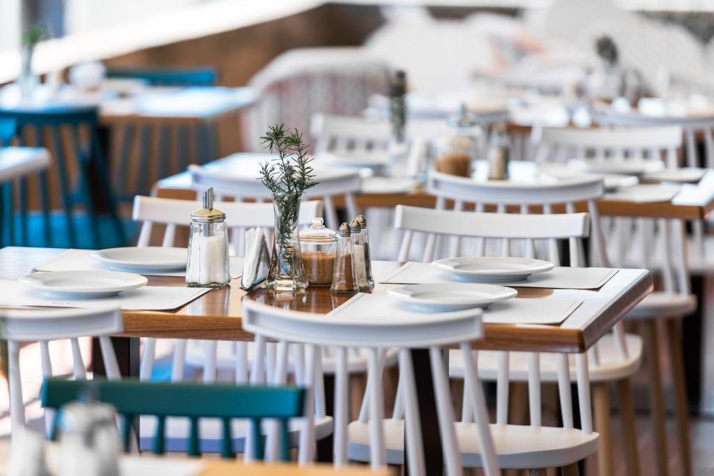 A restaurant or other place to eat at Cavo Grosso Bungalows