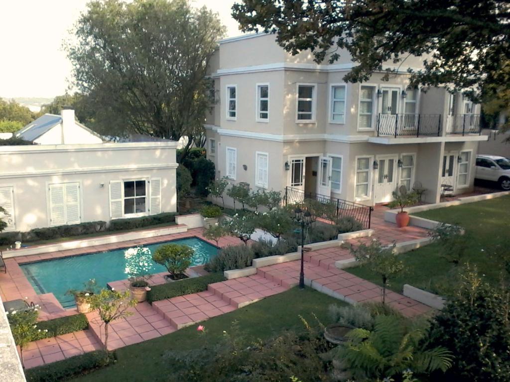 una vista aérea de una gran casa blanca con piscina en Leighwood Lodge en Johannesburgo