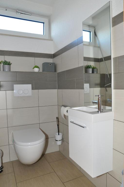 N37 -modern eingerichtete Zimmer in ruhiger Lage - Standard Twin Room With Shared Bathroom