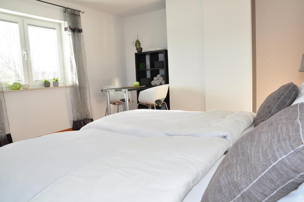 N37 -modern eingerichtete Zimmer in ruhiger Lage - Standard Twin Room With Shared Bathroom