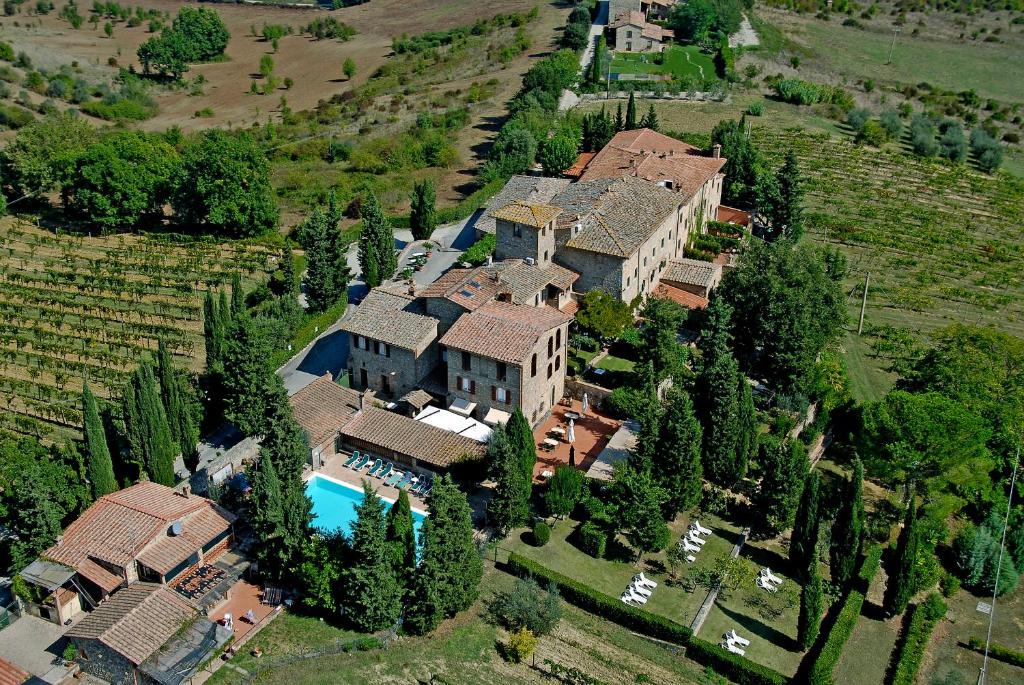 einen Luftblick auf ein großes Haus mit einem Pool in der Unterkunft Hotel Pescille in San Gimignano