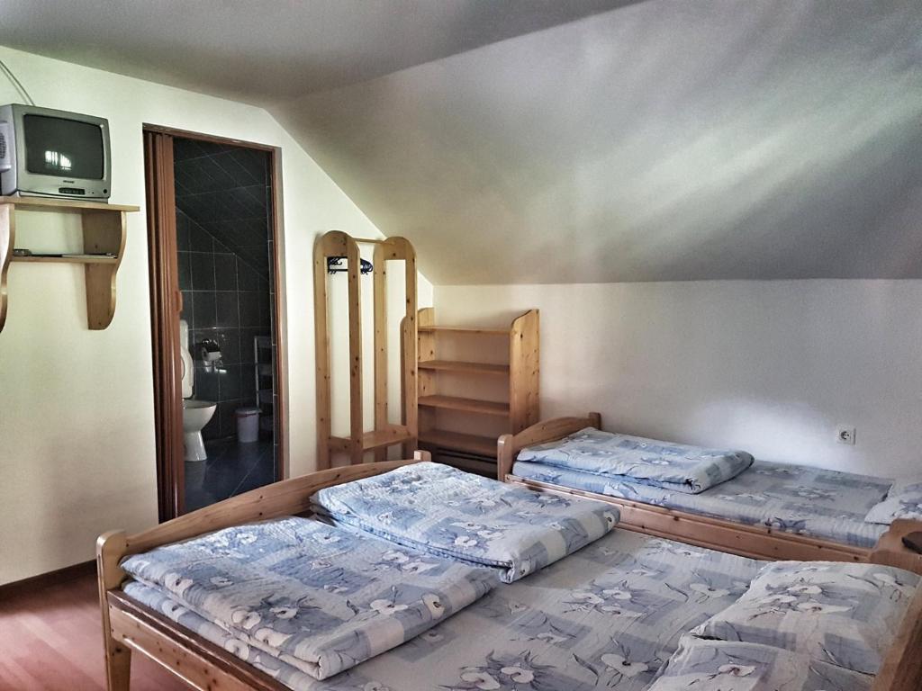 Katil atau katil-katil dalam bilik di Eszter Panzió