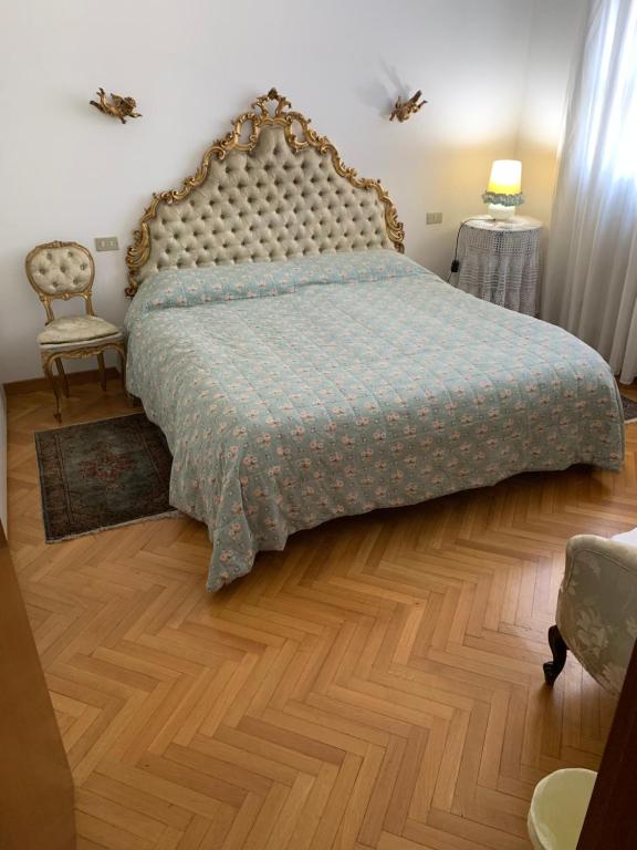 Schlafzimmer mit einem Bett und Holzboden in der Unterkunft Villa Camilla in Monza