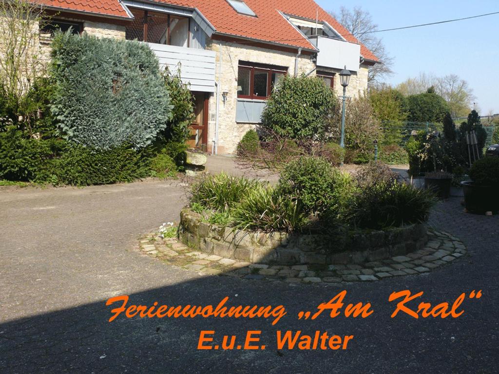 une photo d'une maison avec allée dans l'établissement Ferienwohnung E. und E. Walter, à Horn-Bad Meinberg