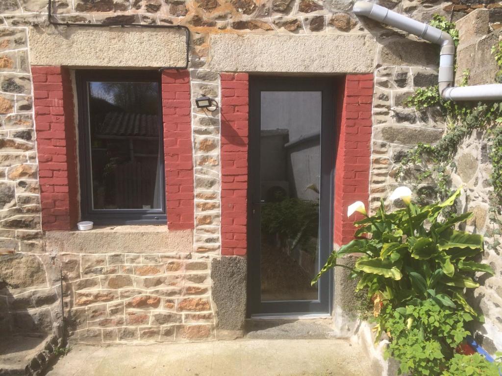 a window in a stone building with red bricks at Maison de pêcheurs in Saint-Quay-Portrieux