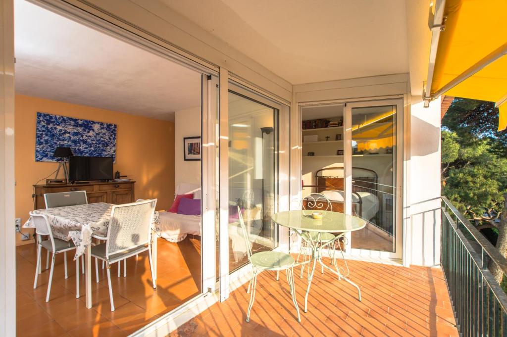 カレリャ・デ・パラフルジェリにあるAY-3 CALELLA DE PALAFRUGELL, 4 PaXのバルコニー(テーブル、椅子付)が備わる客室です。