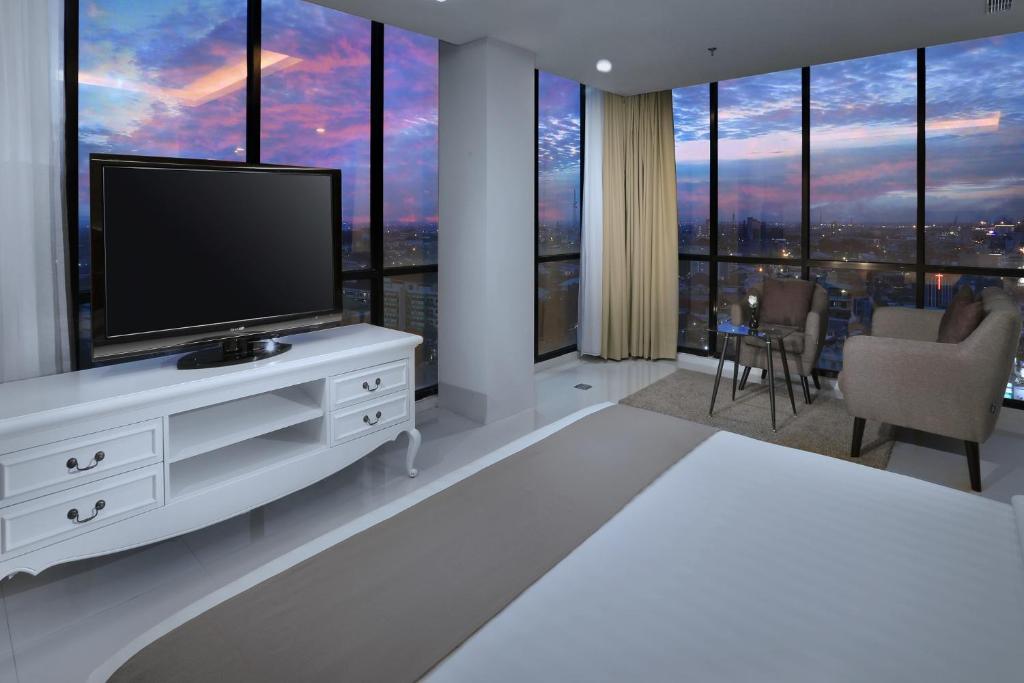 TV a/nebo společenská místnost v ubytování Hotel Neo Gajah Mada Pontianak by ASTON