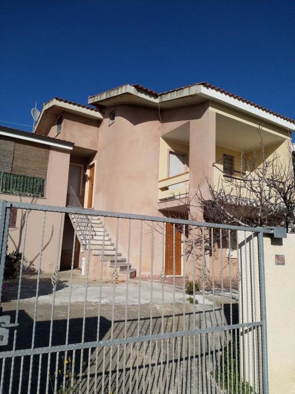 una casa con una recinzione davanti di Casa Vacanza S'Archittu a S'archittu Cuglieri