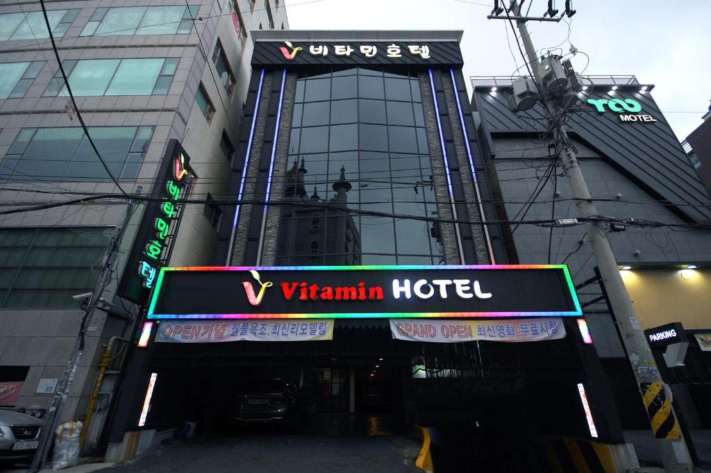 un panneau d'hôtel devant un bâtiment dans l'établissement Vitamin Hotel, à Busan