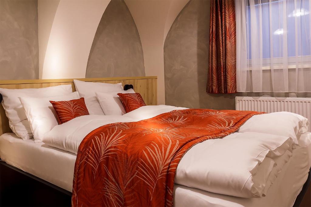 En eller flere senge i et værelse på Hnízdo