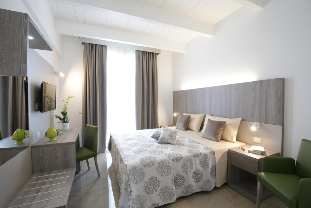 A bed or beds in a room at Forte 2 Hotel
