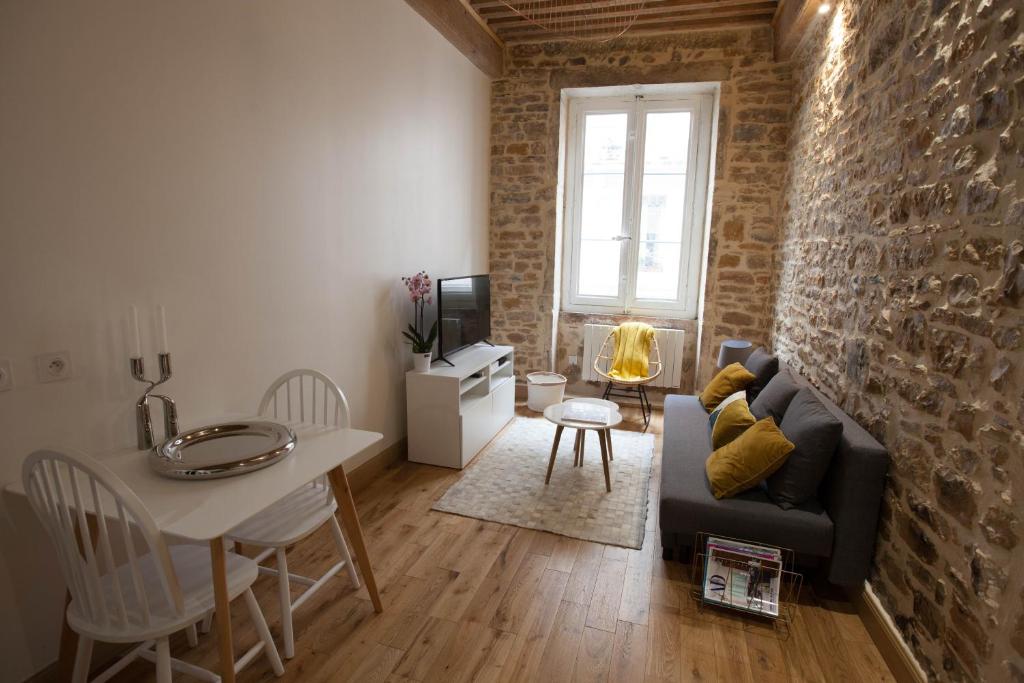 a living room with a couch and a table at Hamac Suites - Studio Ainay 4 - Hyper centre Lyon in Lyon