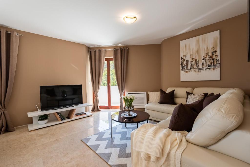 salon z białą kanapą i telewizorem w obiekcie Zen Luxury Apartments w mieście Zadar