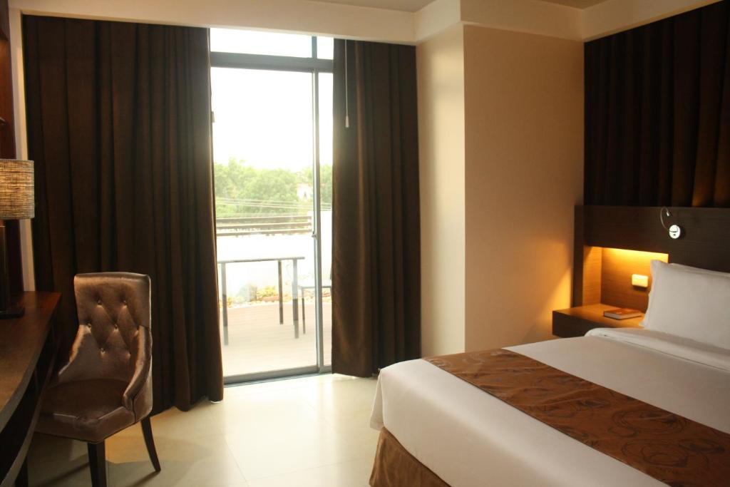 Postel nebo postele na pokoji v ubytování Kew Hotel Tagbilaran