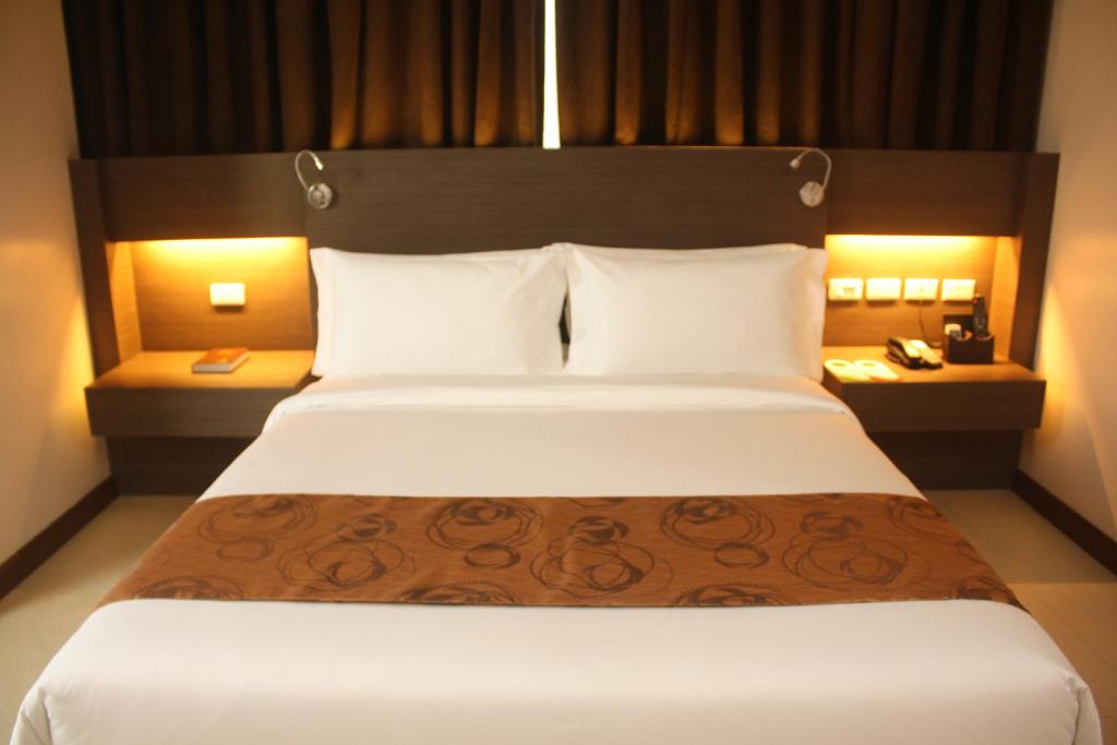 Postel nebo postele na pokoji v ubytování Kew Hotel Tagbilaran