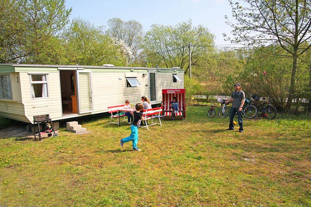 a group of people standing in front of a trailer at Mobilhome Markgrafenheide für Familie und Monteure in Markgrafenheide