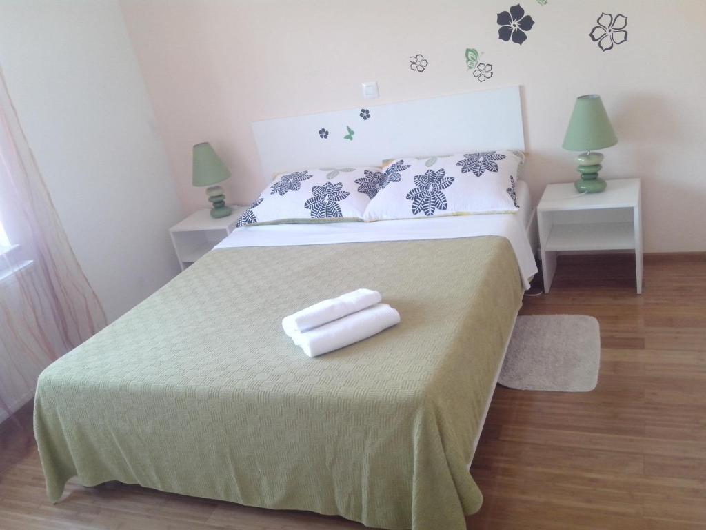 - une chambre avec un lit et 2 serviettes blanches dans l'établissement Apartments Sara, à Pula