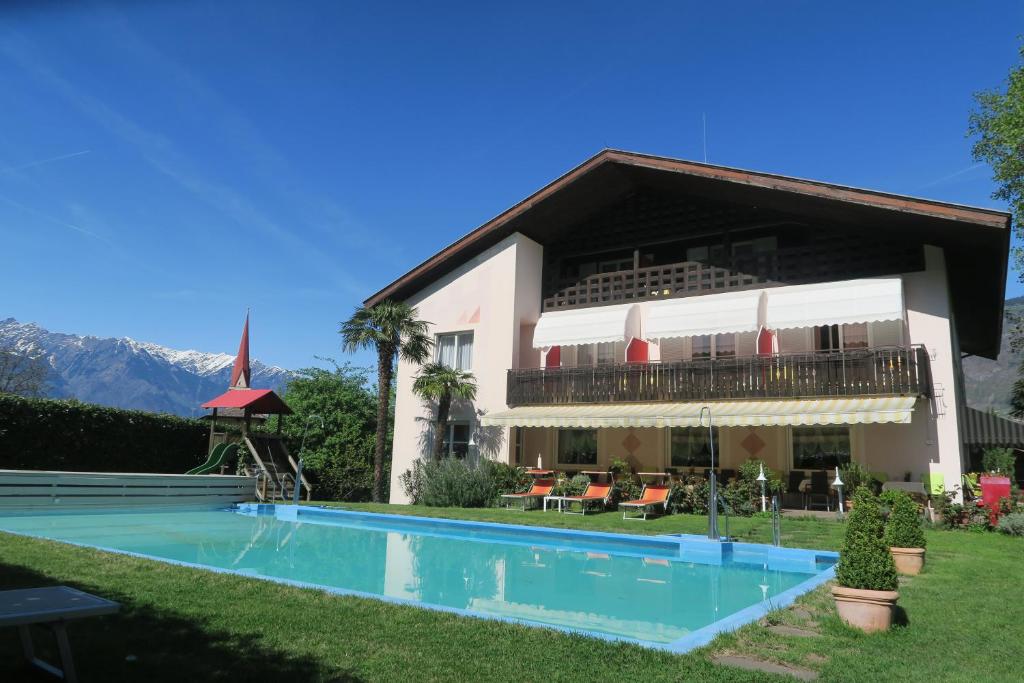 ein Haus mit Pool davor in der Unterkunft Hotel Burgleitenhof in Lana