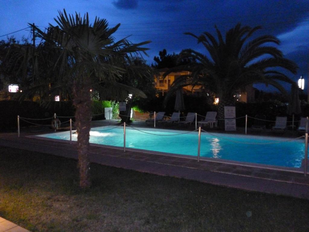 Bazén v ubytování Chrisa Hotel nebo v jeho okolí