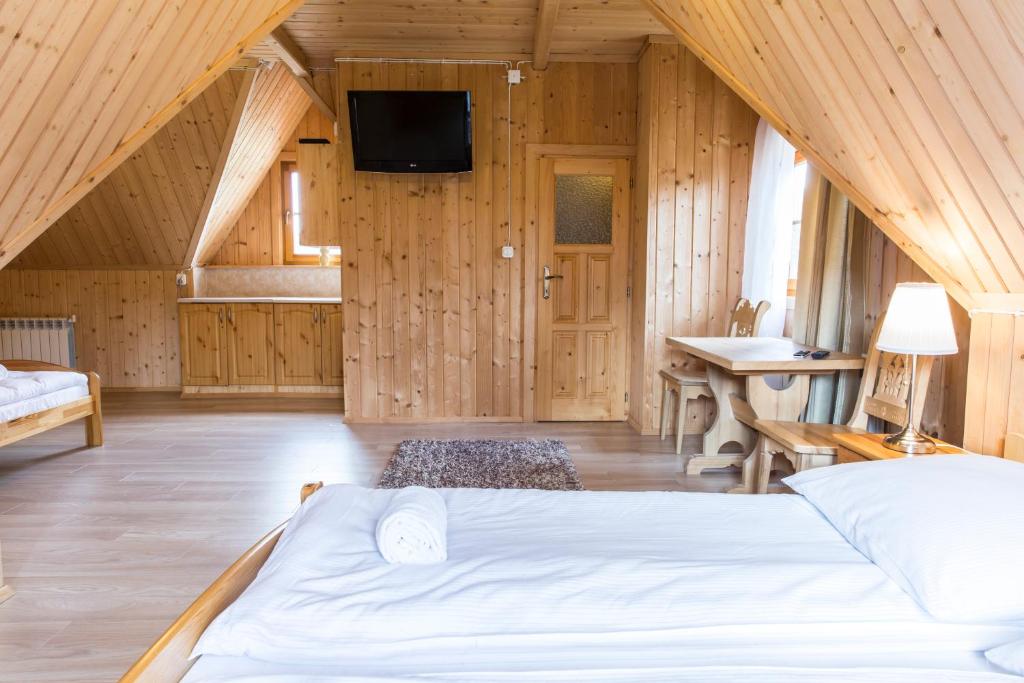Posteľ alebo postele v izbe v ubytovaní udanypobyt Apartamenty Przy Lesie 2