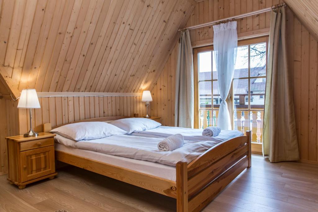 Posteľ alebo postele v izbe v ubytovaní udanypobyt Apartamenty Przy Lesie 2