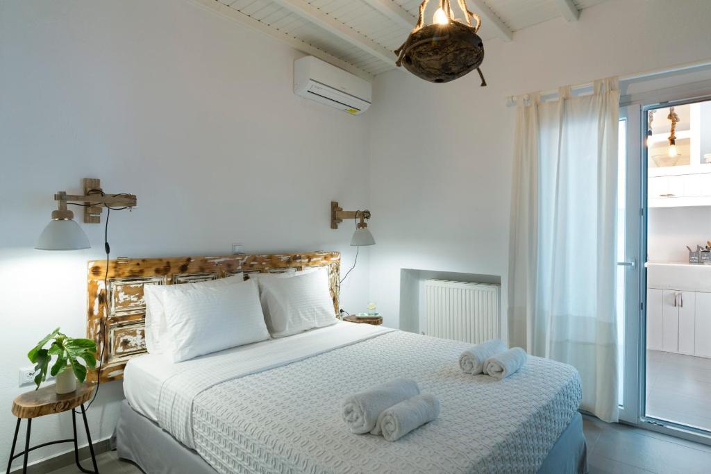 Postel nebo postele na pokoji v ubytování Amperian Mykonos Suites & Villas