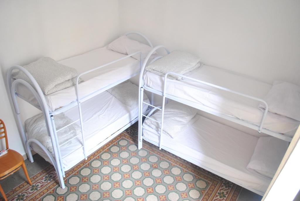 Postel nebo postele na pokoji v ubytování Sunrise Hostel & Rooms
