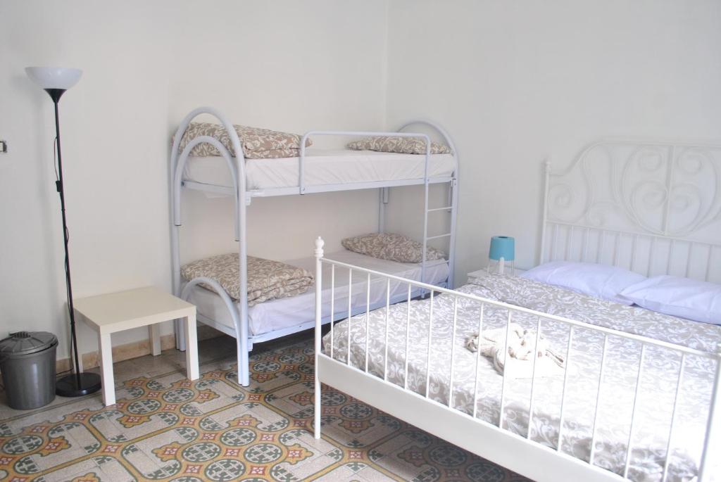 Postel nebo postele na pokoji v ubytování Sunrise Hostel & Rooms