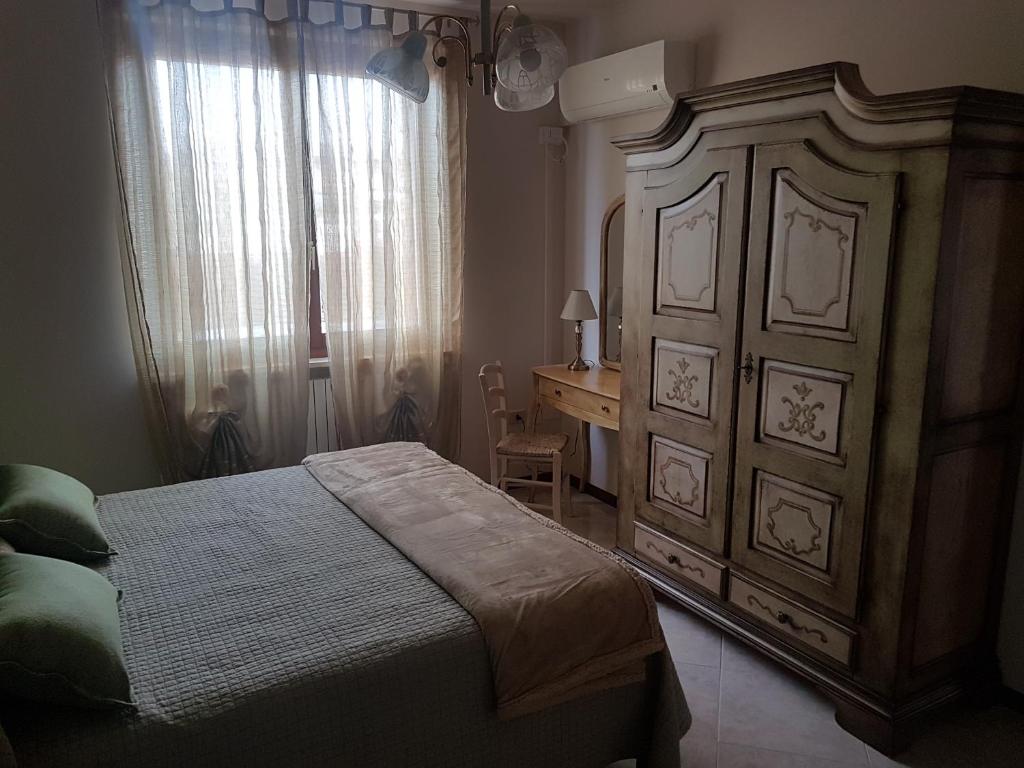 Schlafzimmer mit einem Bett, einer Kommode und einem Schreibtisch in der Unterkunft Maison Donatello in Valeggio sul Mincio