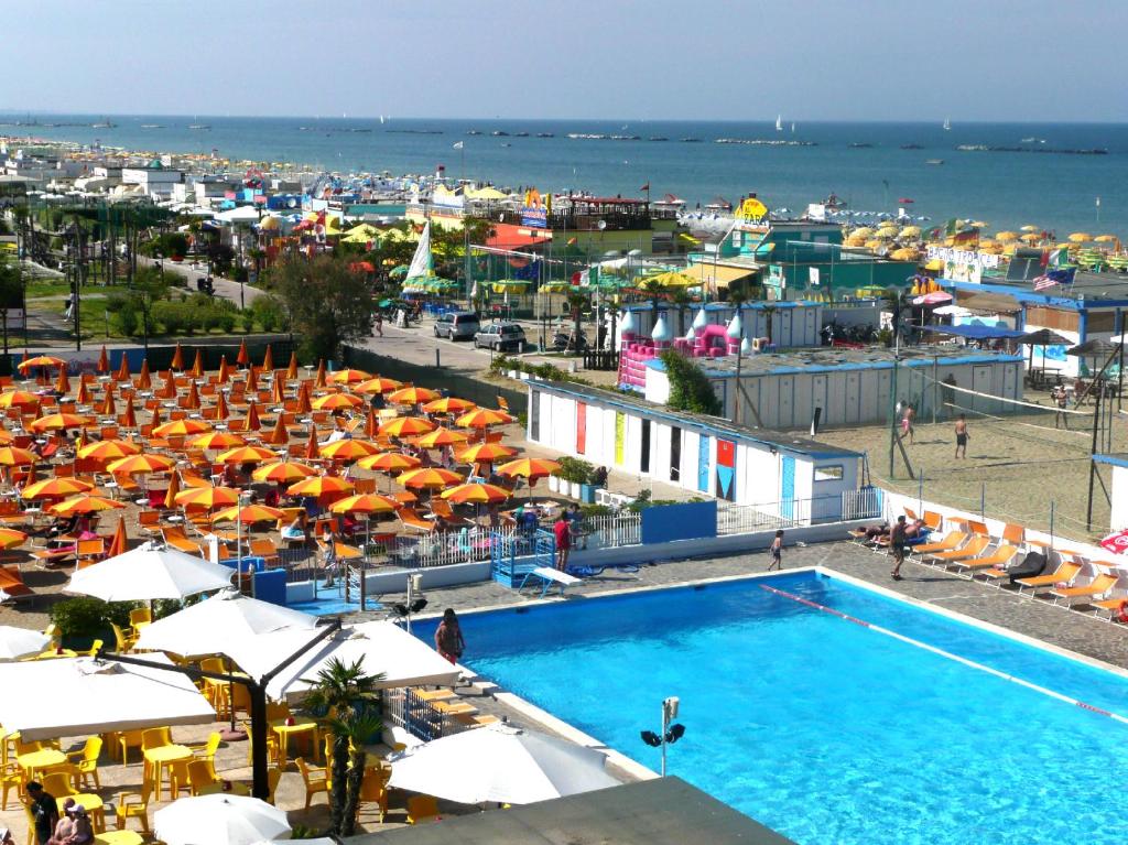 Bazén v ubytování Hotel Leonardo nebo v jeho okolí