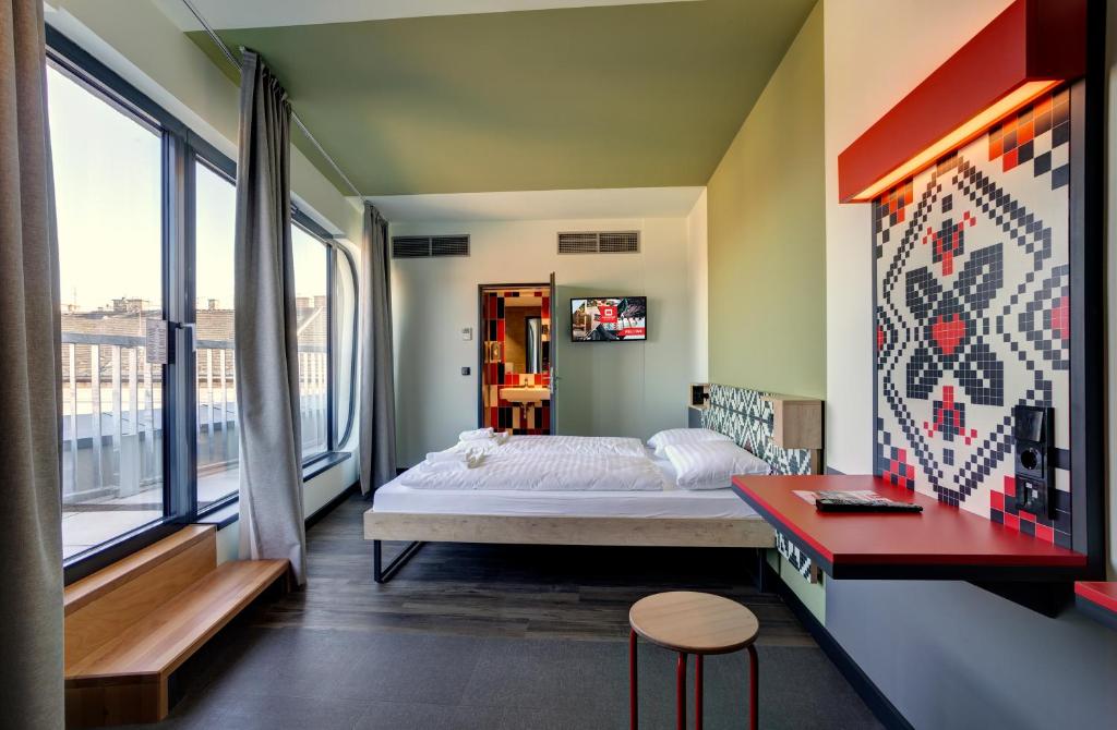 A bed or beds in a room at MEININGER Budapest Great Market Hall
