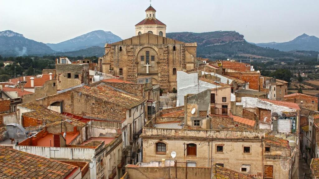 una vista aérea de una ciudad con edificios en Cal Munte, en Mont-roig