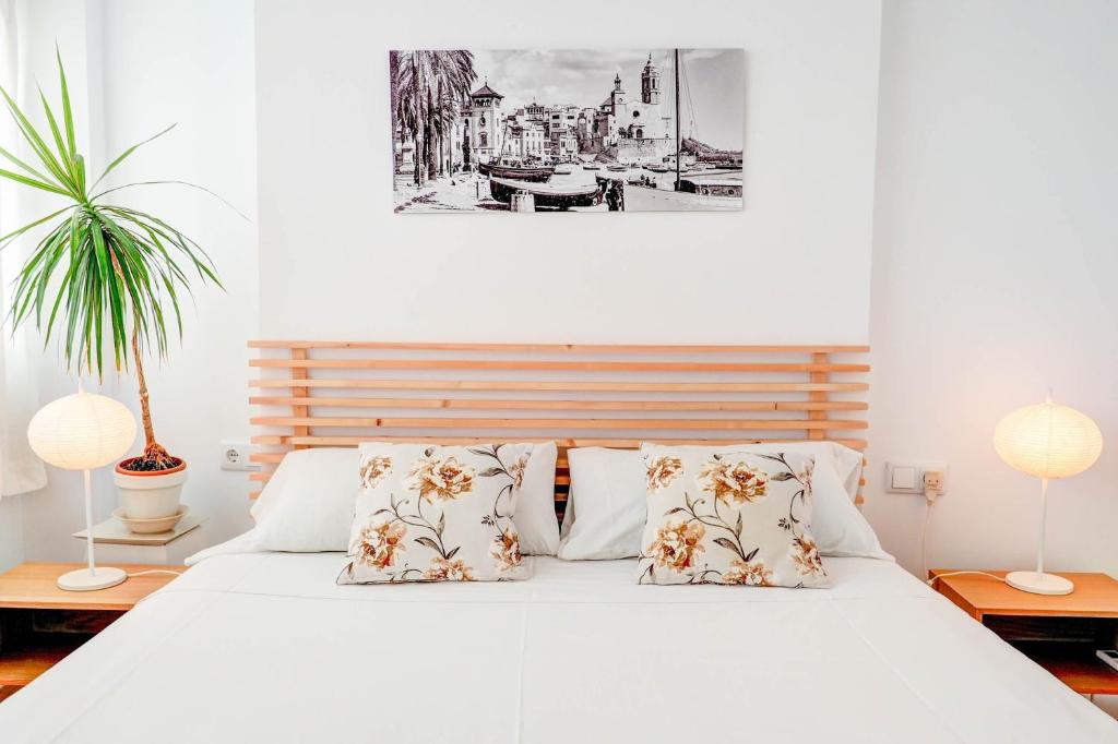 Postel nebo postele na pokoji v ubytování Secret Garden Apartment by Hello Homes Sitges