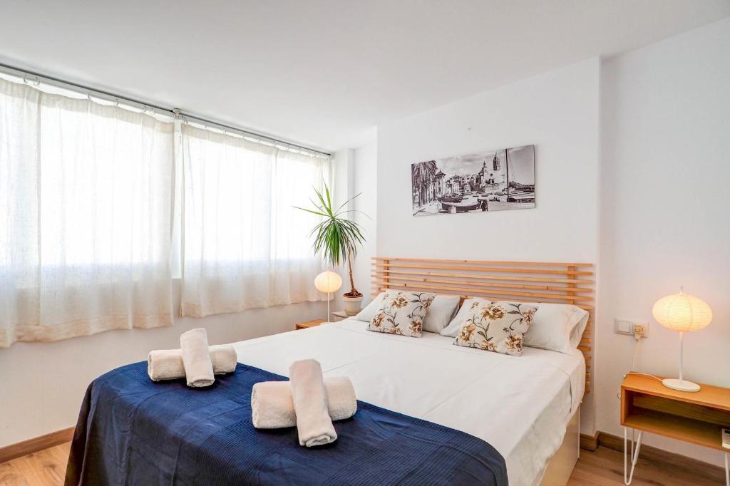 Postel nebo postele na pokoji v ubytování Secret Garden Apartment by Hello Homes Sitges