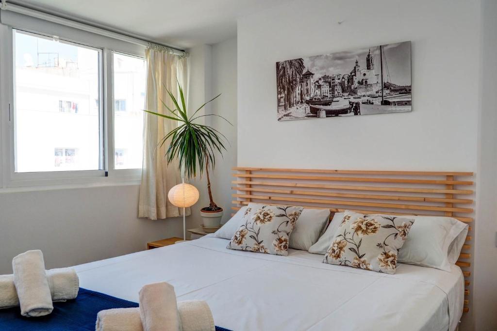 Postel nebo postele na pokoji v ubytování Secret Garden Apartment by Hello Homes Sitges