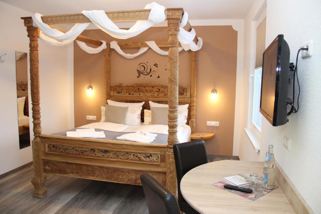 Postel nebo postele na pokoji v ubytování Hotel Bannewitz B&B