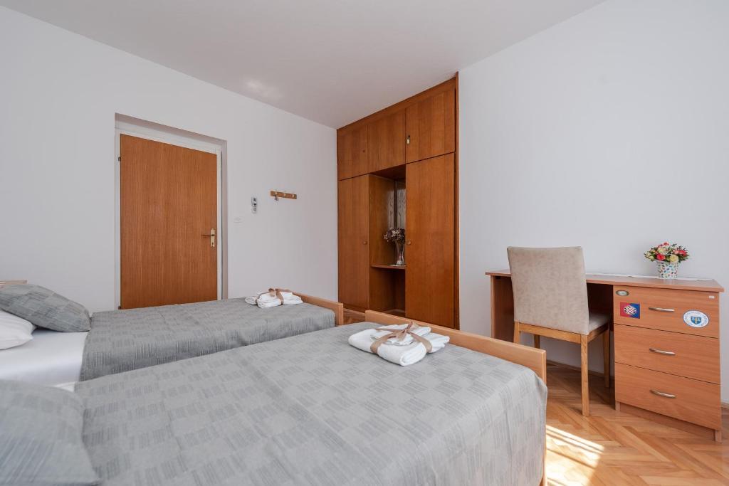 Postel nebo postele na pokoji v ubytování Centrally located apartment for 16