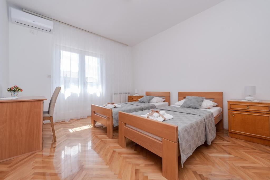 Postel nebo postele na pokoji v ubytování Centrally located apartment for 16