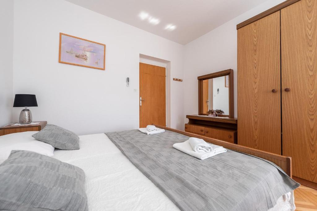 Postel nebo postele na pokoji v ubytování Centrally located apartment for 16