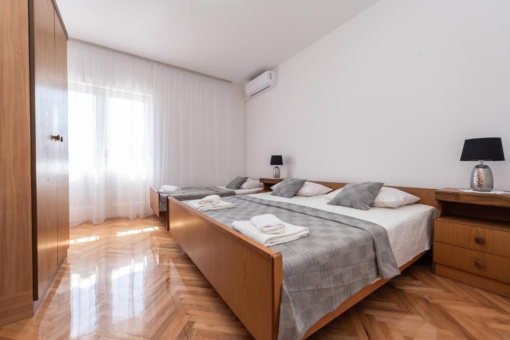 Postel nebo postele na pokoji v ubytování Centrally located apartment for 16