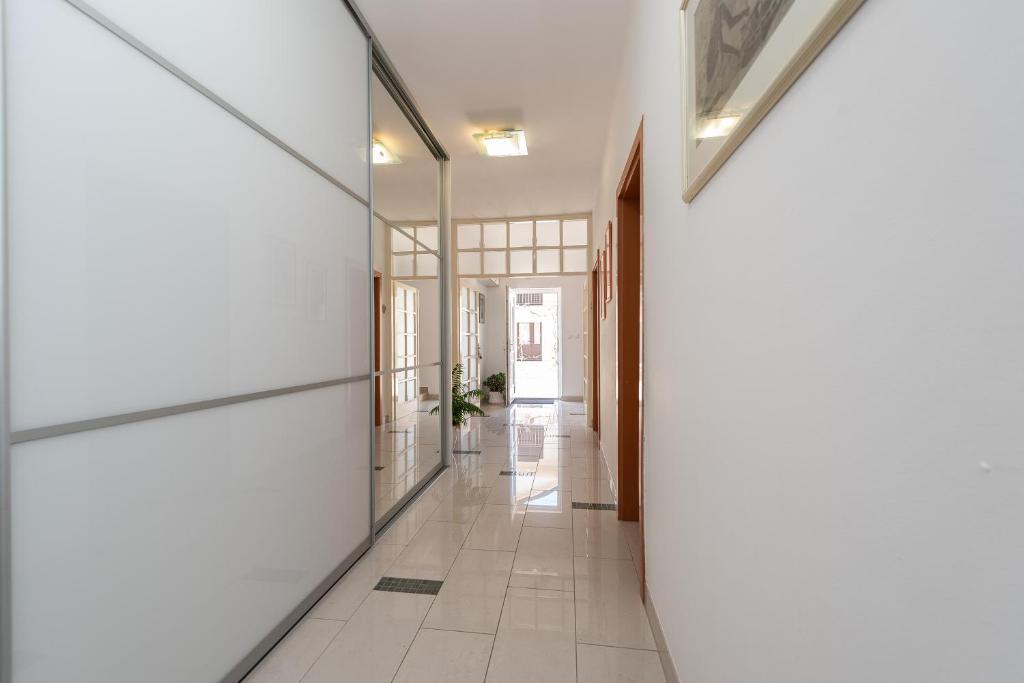 Fotografie z fotogalerie ubytování Centrally located apartment for 16 v Novalji