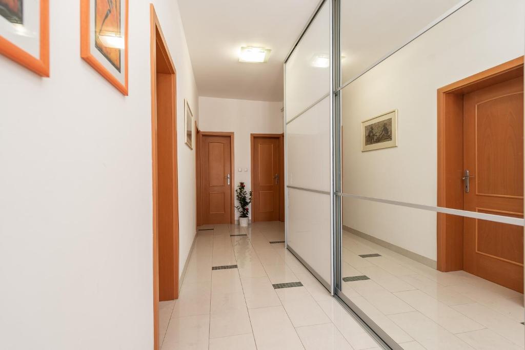 Fotografie z fotogalerie ubytování Centrally located apartment for 16 v Novalji