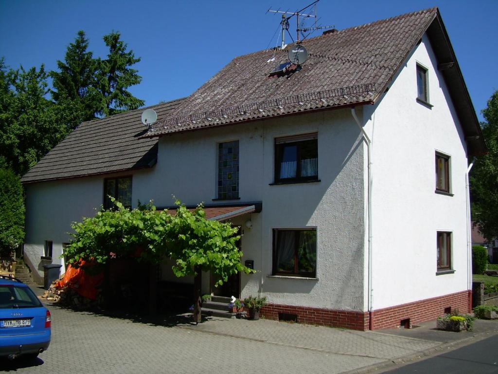 ein weißes Haus mit braunem Dach in der Unterkunft Ferienhaus Burggraf in Zermüllen