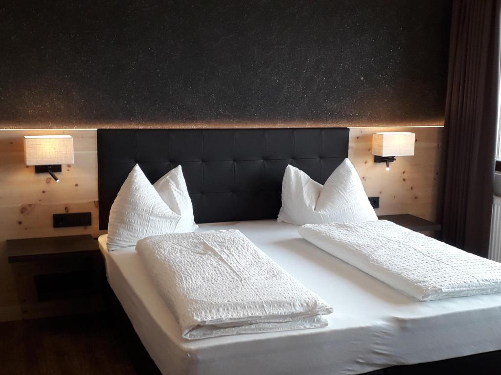 Postel nebo postele na pokoji v ubytování Hotel Zum Tiroler Adler