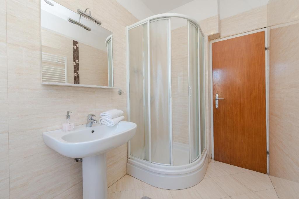 Koupelna v ubytování Centrally located apartment for 16